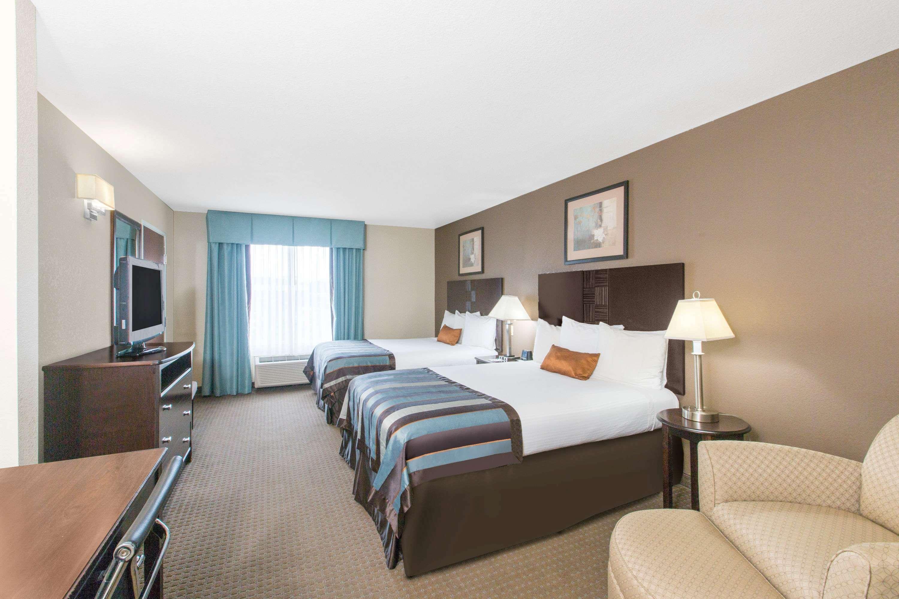 Wingate By Wyndham Southport Hotel Bagian luar foto