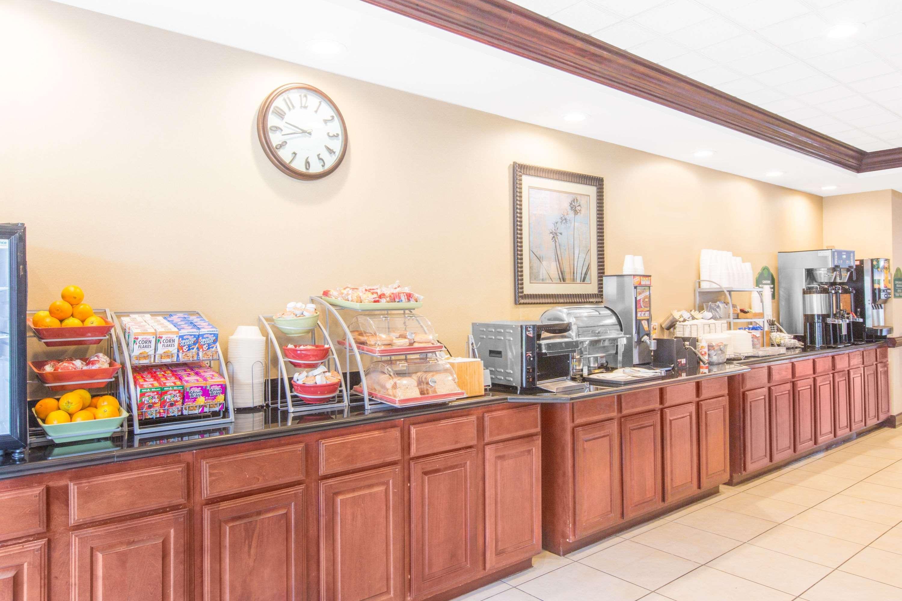 Wingate By Wyndham Southport Hotel Bagian luar foto