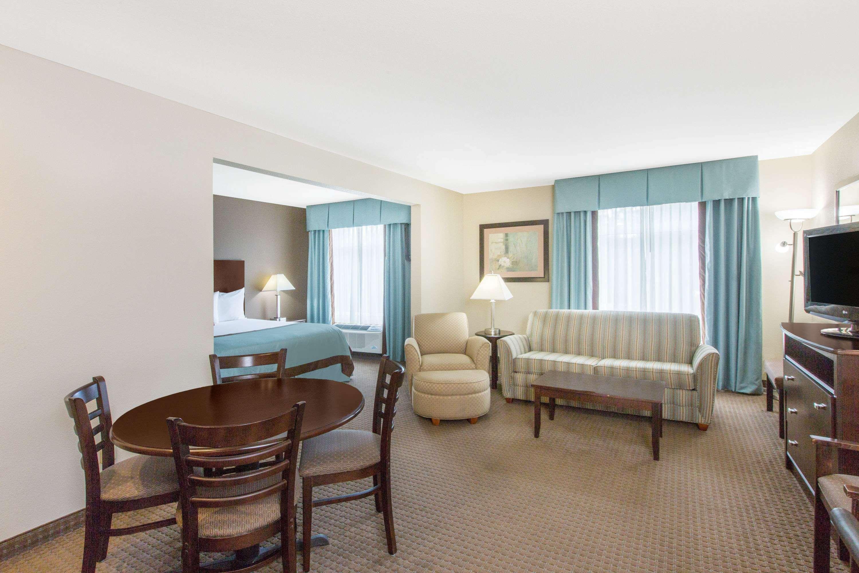 Wingate By Wyndham Southport Hotel Bagian luar foto