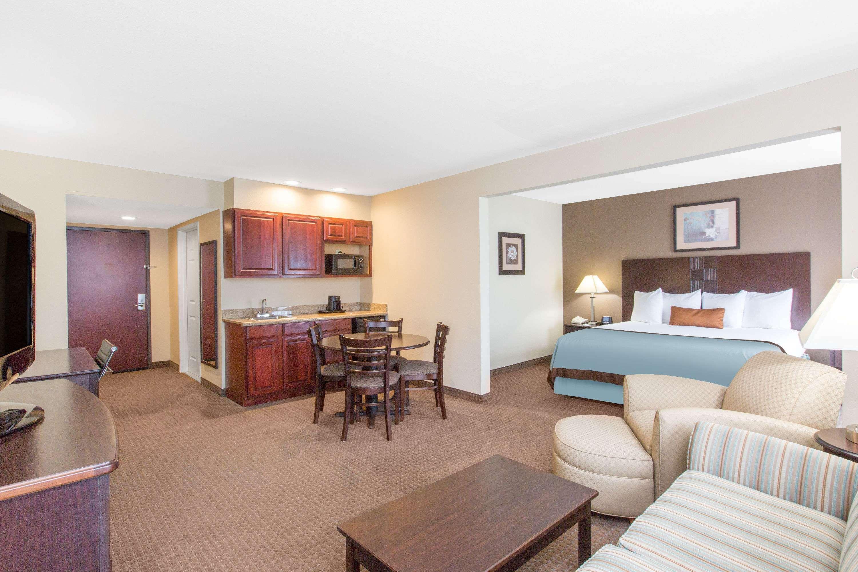 Wingate By Wyndham Southport Hotel Bagian luar foto