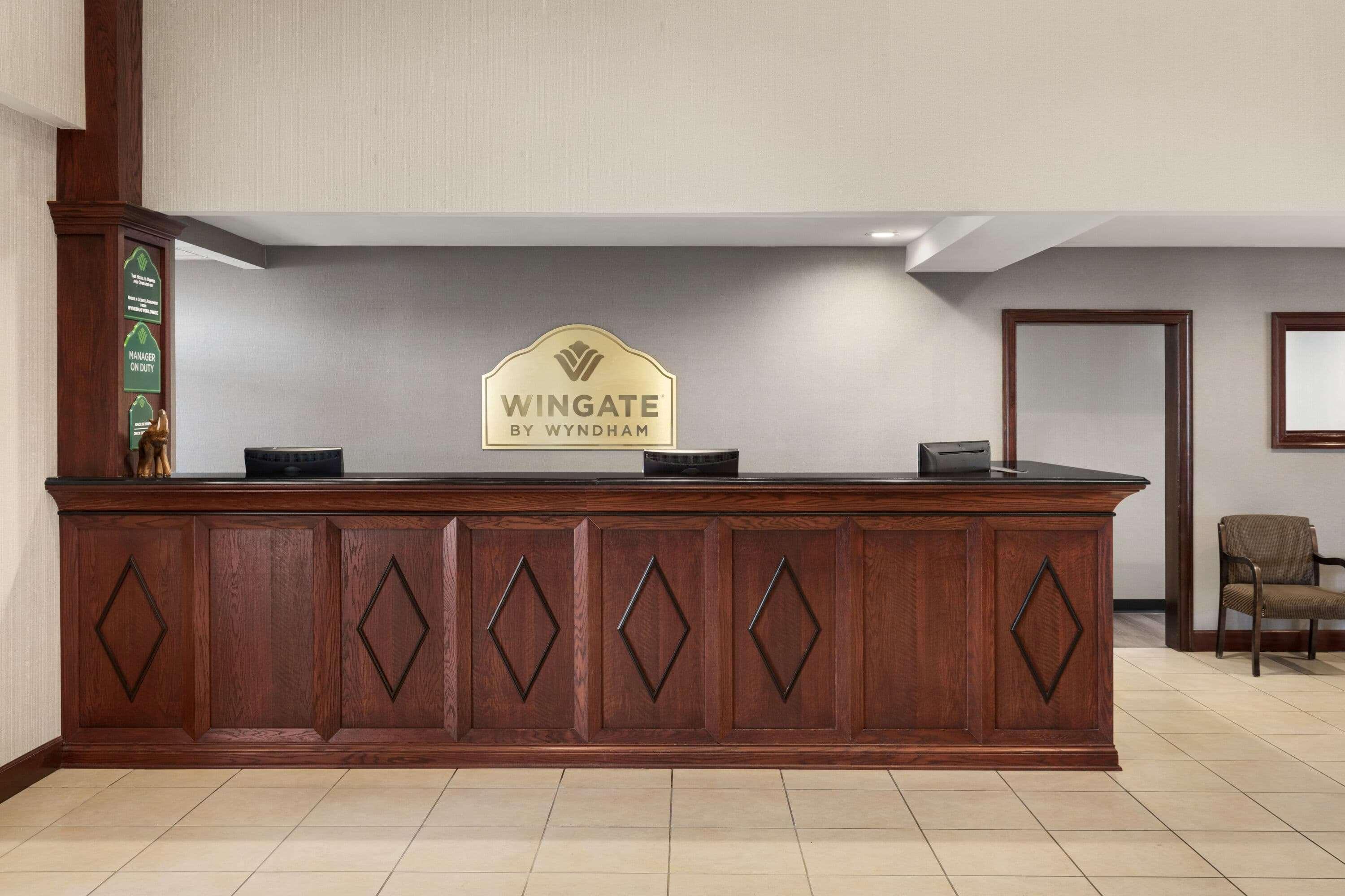 Wingate By Wyndham Southport Hotel Bagian luar foto