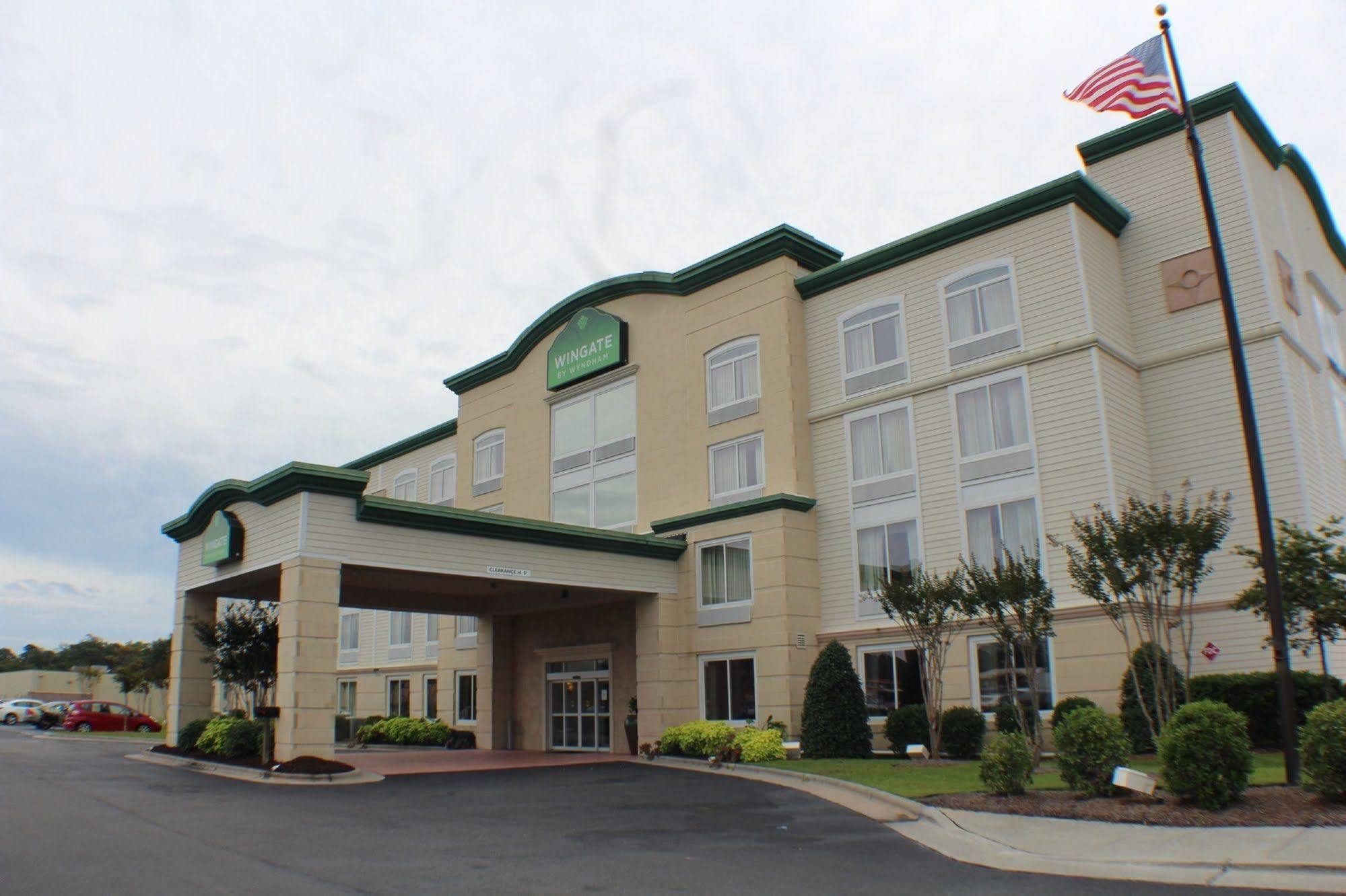 Wingate By Wyndham Southport Hotel Bagian luar foto